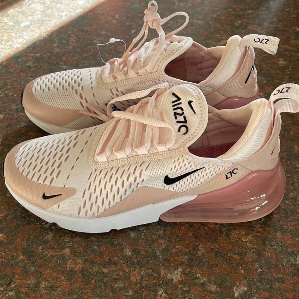 WOMEN'S NIKE AIR MAX 270 size 8.5
